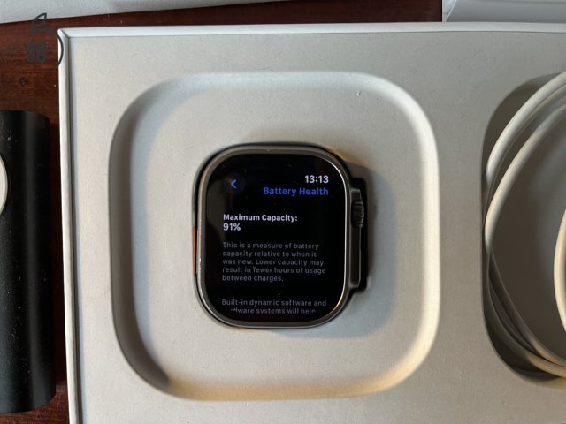 Apple watch Ultra szíjjakkal, töltőkkel