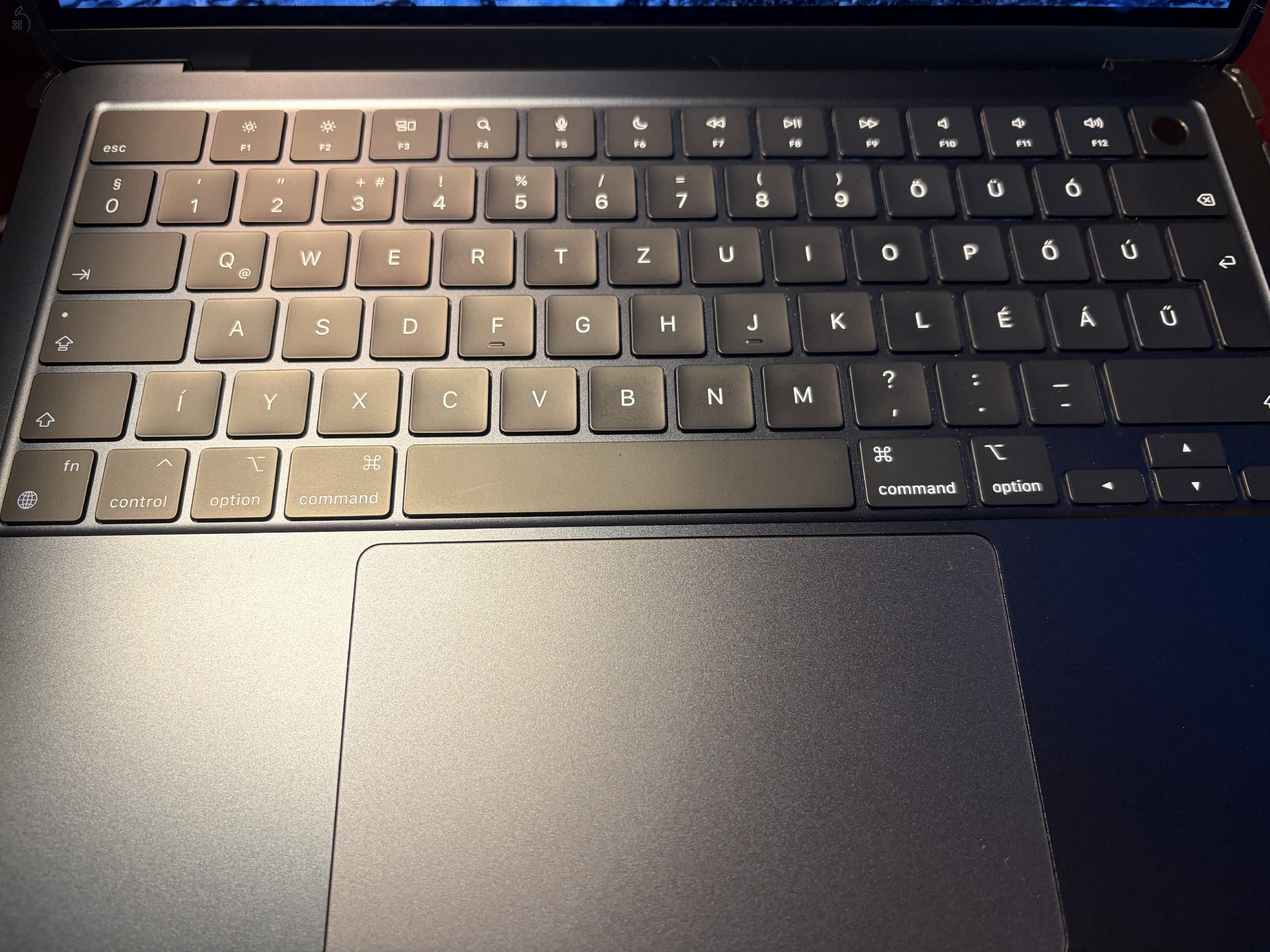 MacBook Air 2022 M2, tökéletes állapotban, extrákkal