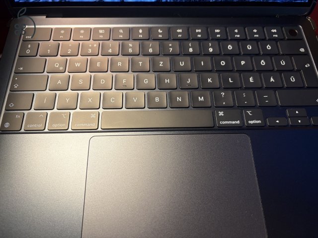 MacBook Air 2022 M2, tökéletes állapotban, extrákkal