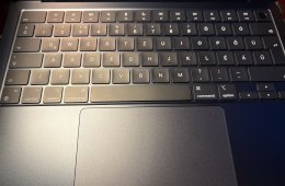 MacBook Air 2022 M2, tökéletes állapotban, extrákkal