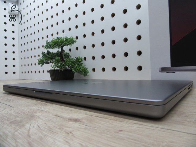 Apple MacBook Pro 16” (2021, M1 Pro) – Liquid Retina XDR + ProMotion 120 Hz, brutál üzemidő – 32 GB RAM – 512 GB SSD – Használt, újszerű – 10 ciklus / 100% akku – 3 hónap garancia