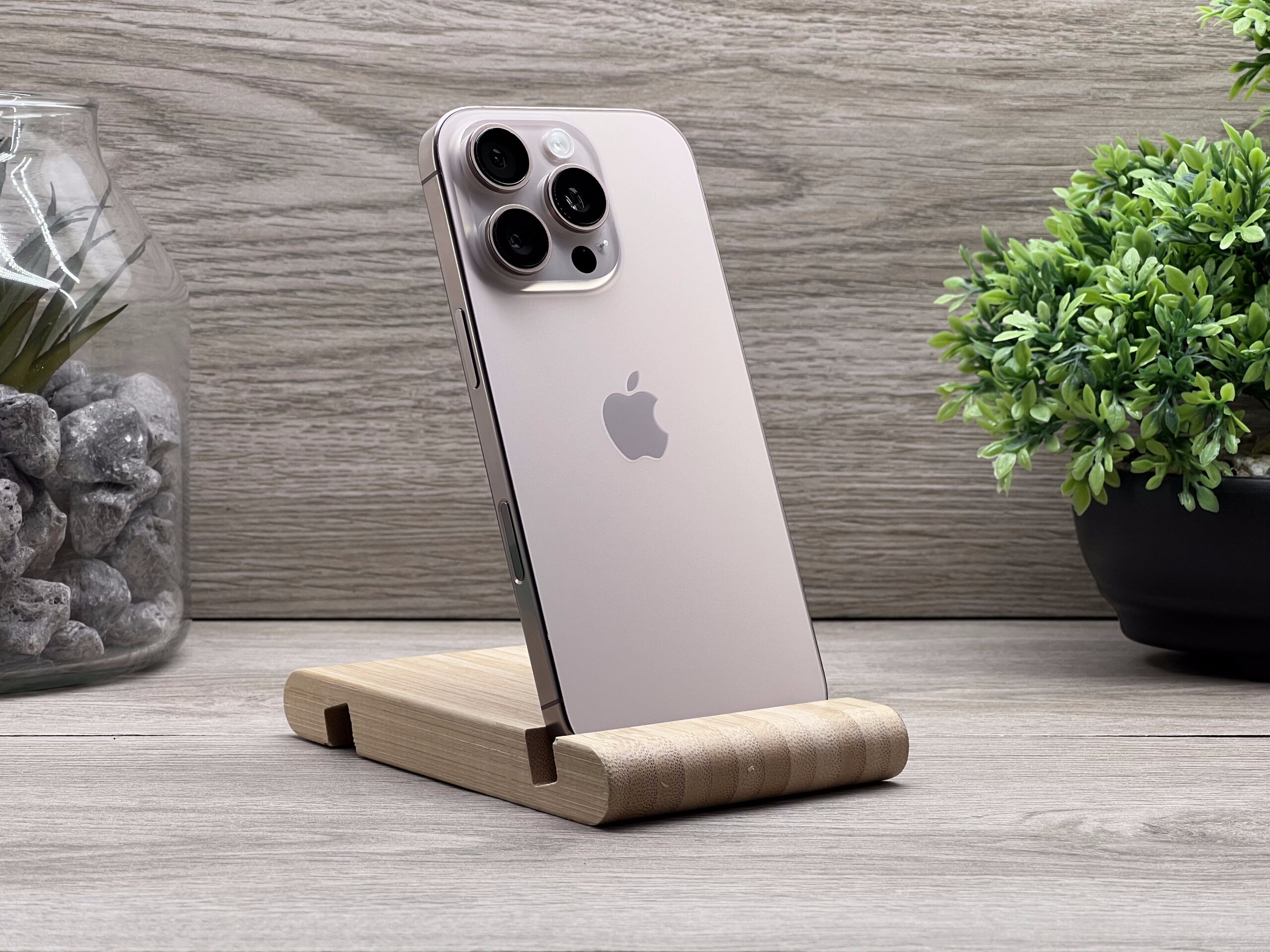 Hibátlan iPhone 16 Pro Desert Titanium 128GB 2 ÉV Garanciával Számlával 94% Akksi