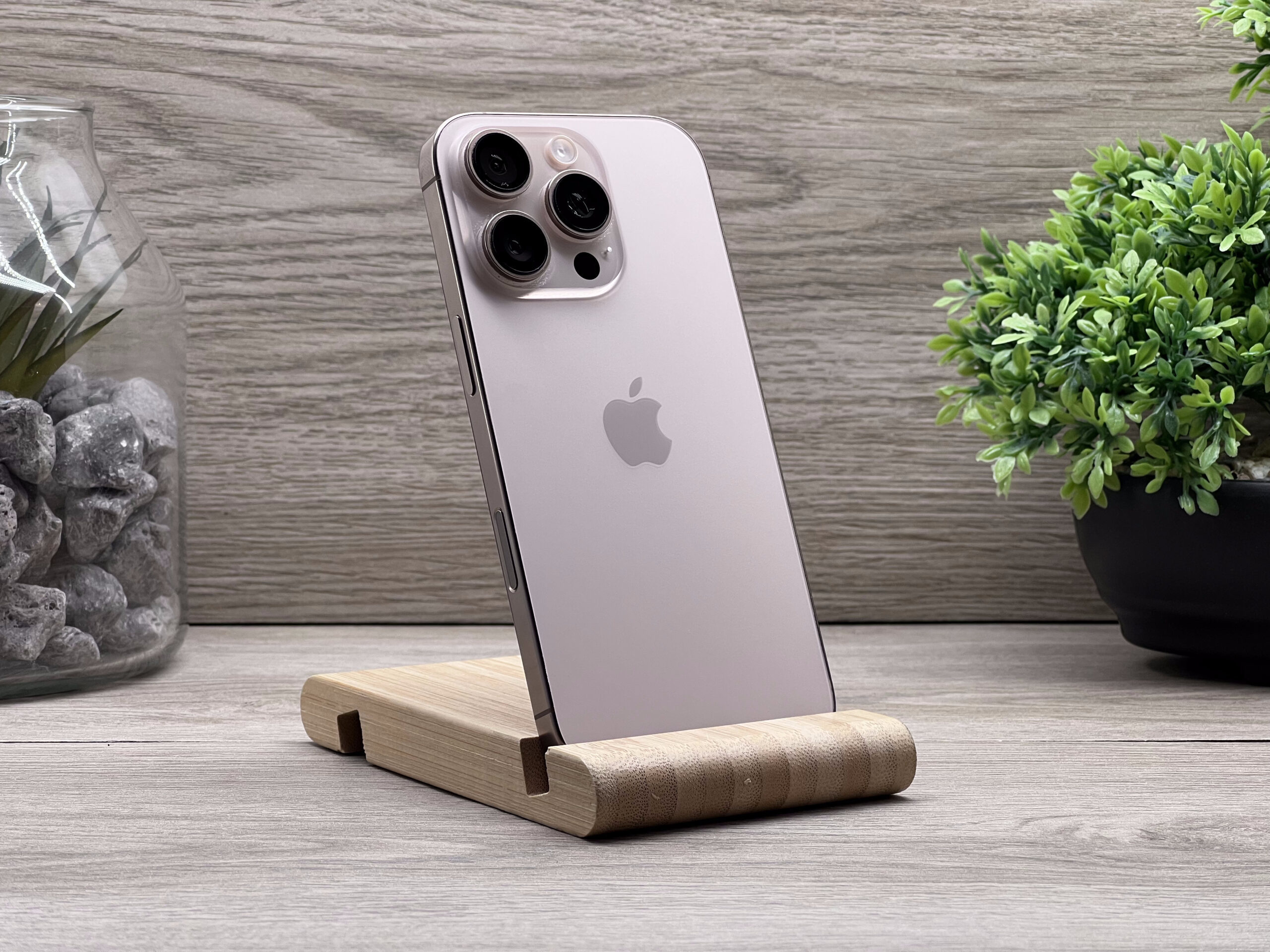 Hibátlan iPhone 16 Pro Desert Titanium 256GB 2 ÉV Garanciával Számlával 93% Akksi