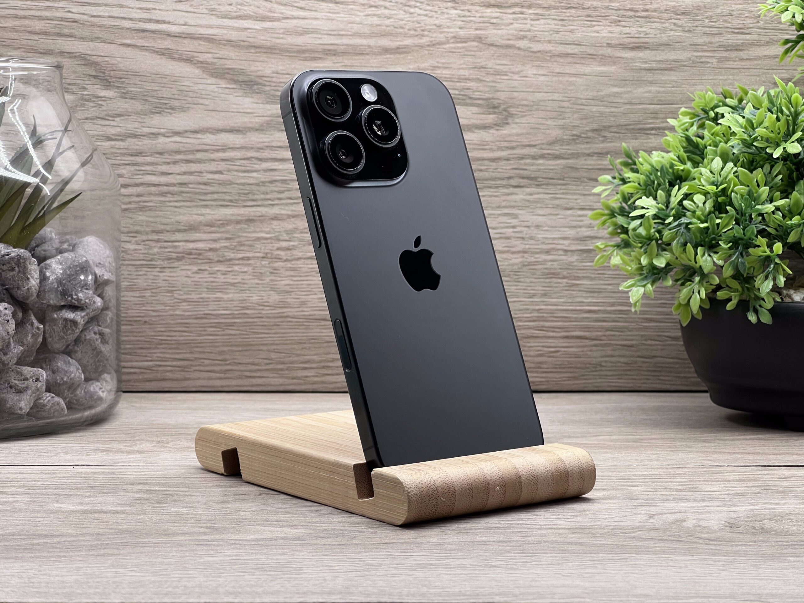 Hibátlan iPhone 16 Pro Black Titanium 256GB 2 ÉV Garanciával Számlával 100% Akksi