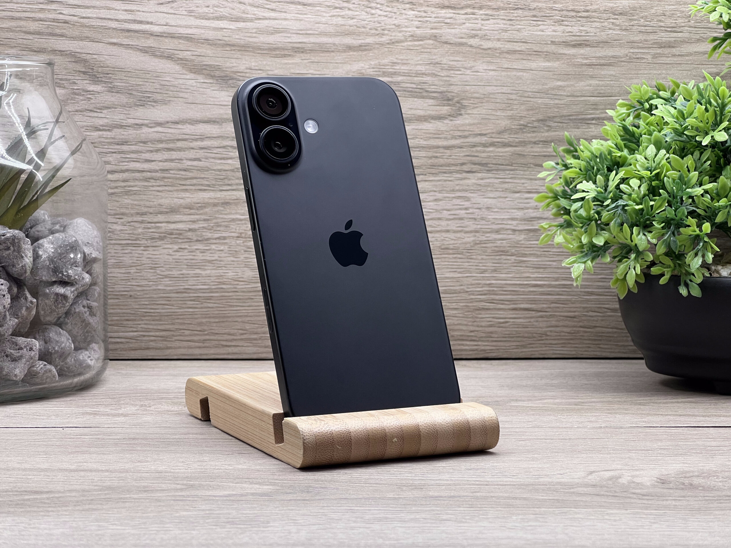 Hibátlan iPhone 16 Black 128GB 2 ÉV Garanciával Számlával 100% Akksi