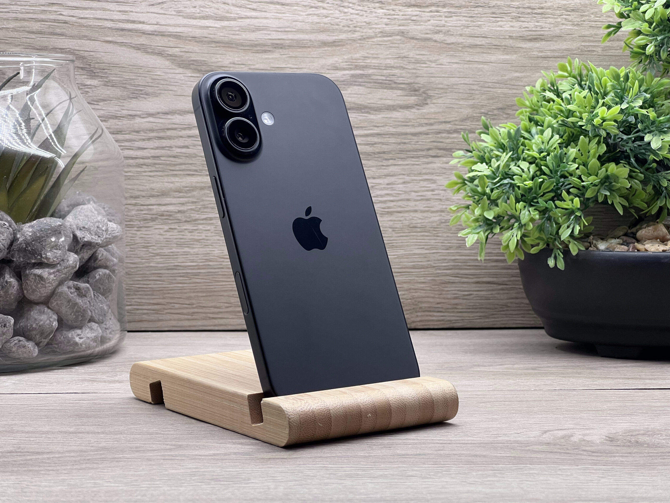 Hibátlan iPhone 16 Black 256GB 2 ÉV Garanciával Számlával 100% Akksi