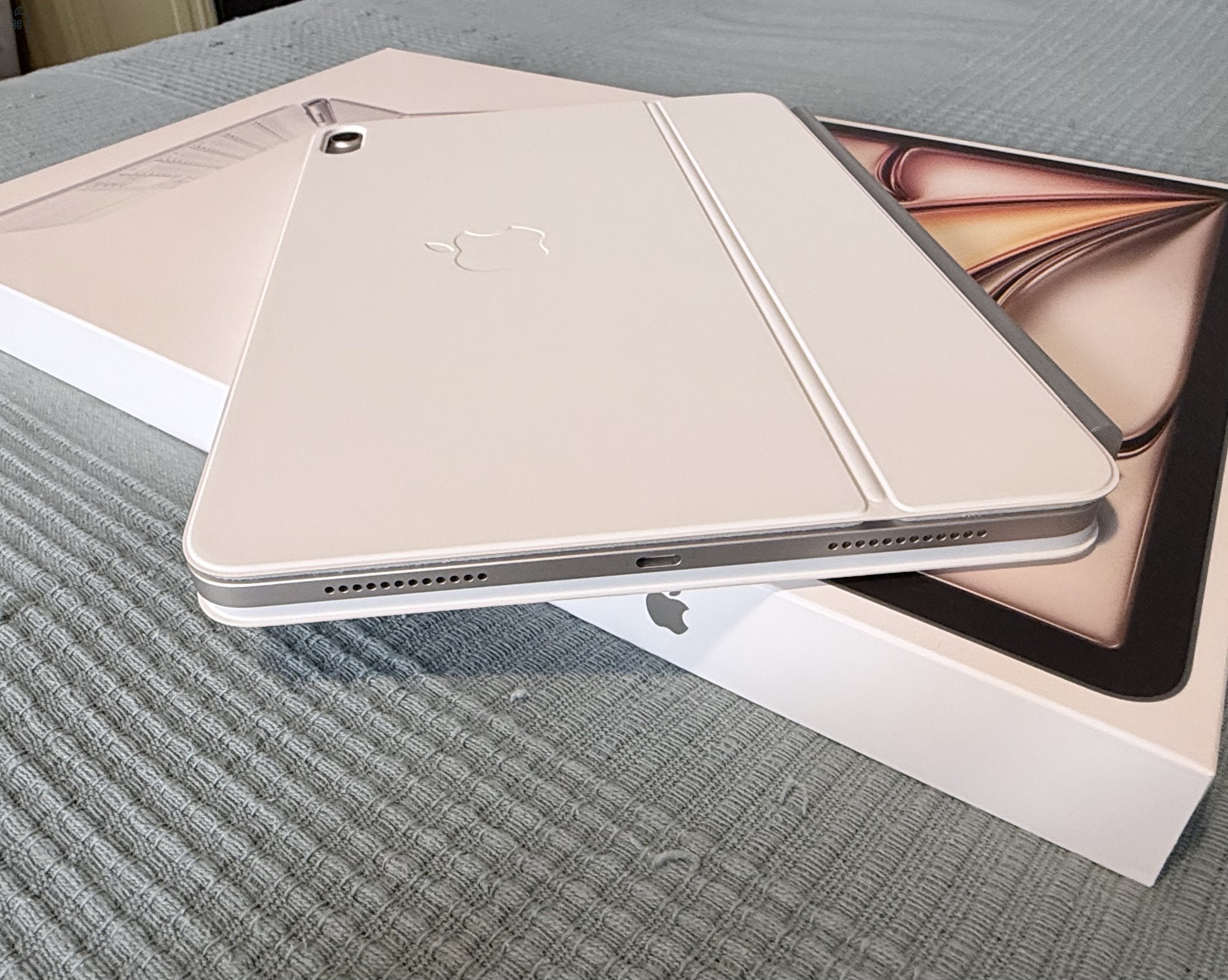 ÚJ (3 hónapos) M3 iPad Air (11”, 128 GB, csillagfény) + Magic Keyboard (magyar)