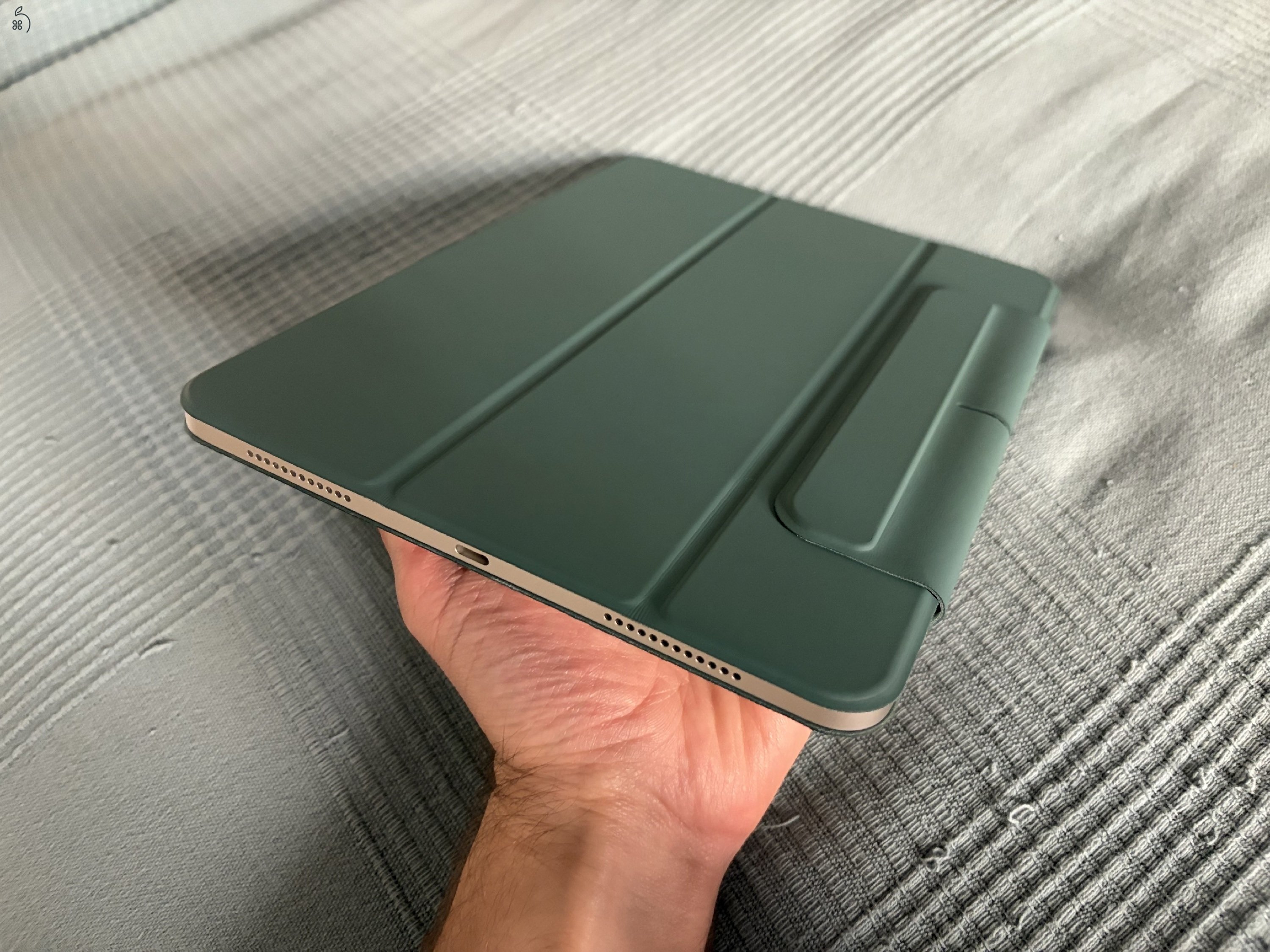 ÚJ (3 hónapos) M3 iPad Air (11”, 128 GB, csillagfény) + Magic Keyboard (magyar)