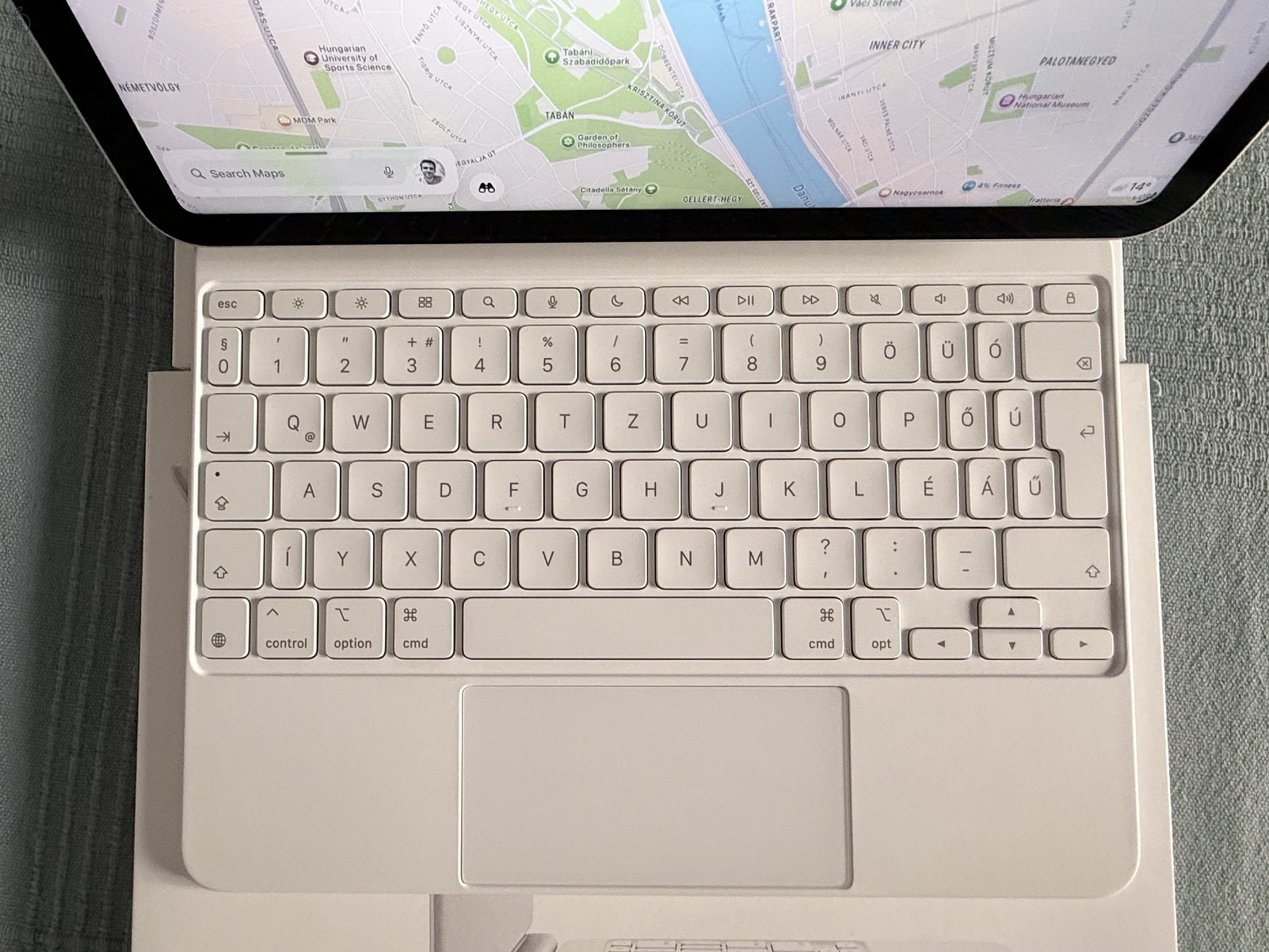 ÚJ (3 hónapos) M3 iPad Air (11”, 128 GB, csillagfény) + Magic Keyboard (magyar)