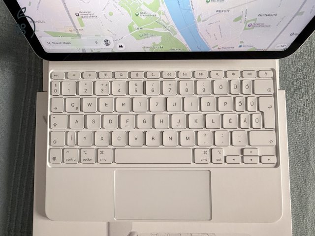 ÚJ (3 hónapos) M3 iPad Air (11”, 128 GB, csillagfény) + Magic Keyboard (magyar)