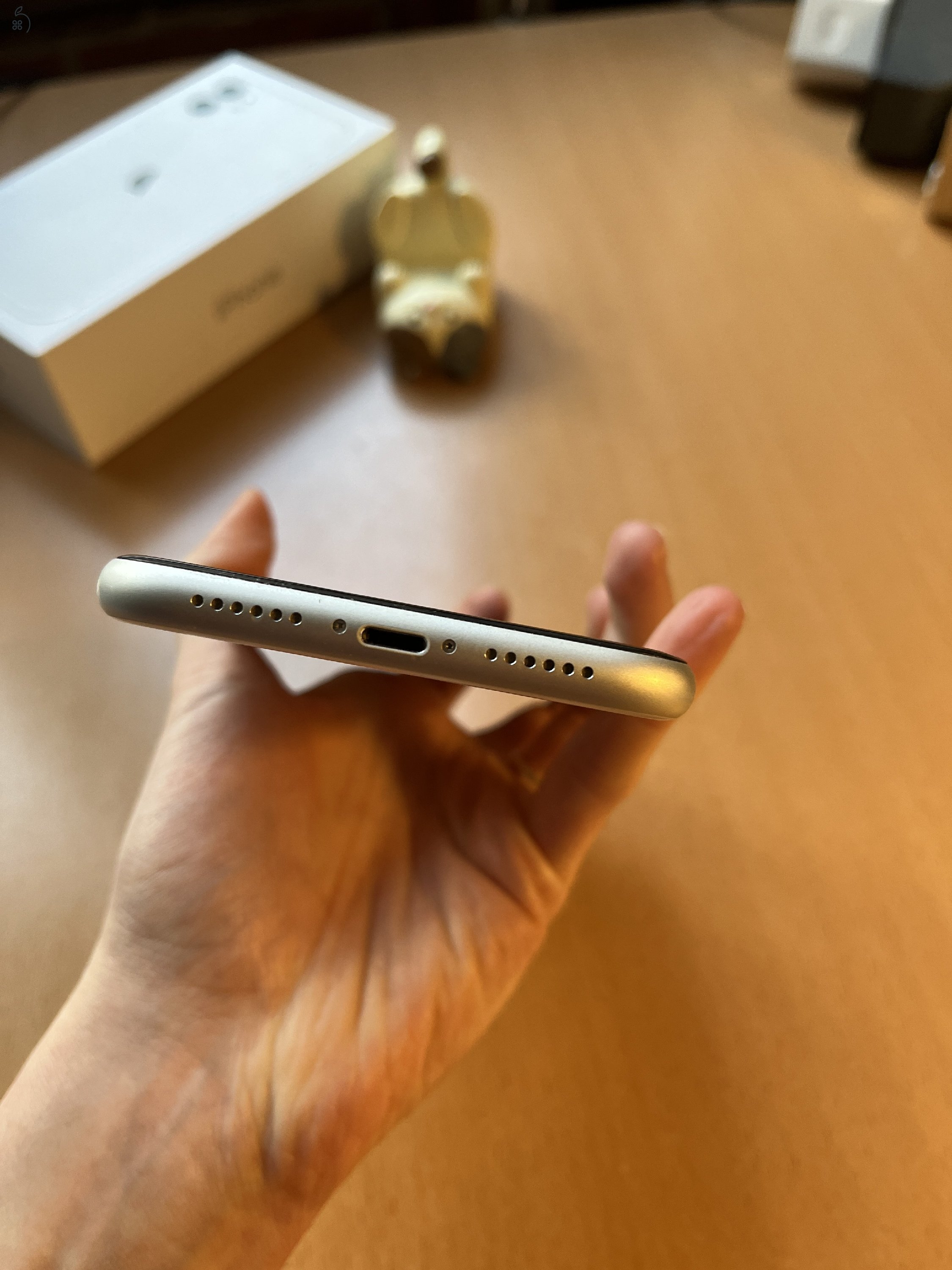 Fehér iPhone 11 64GB első tulajdonostól