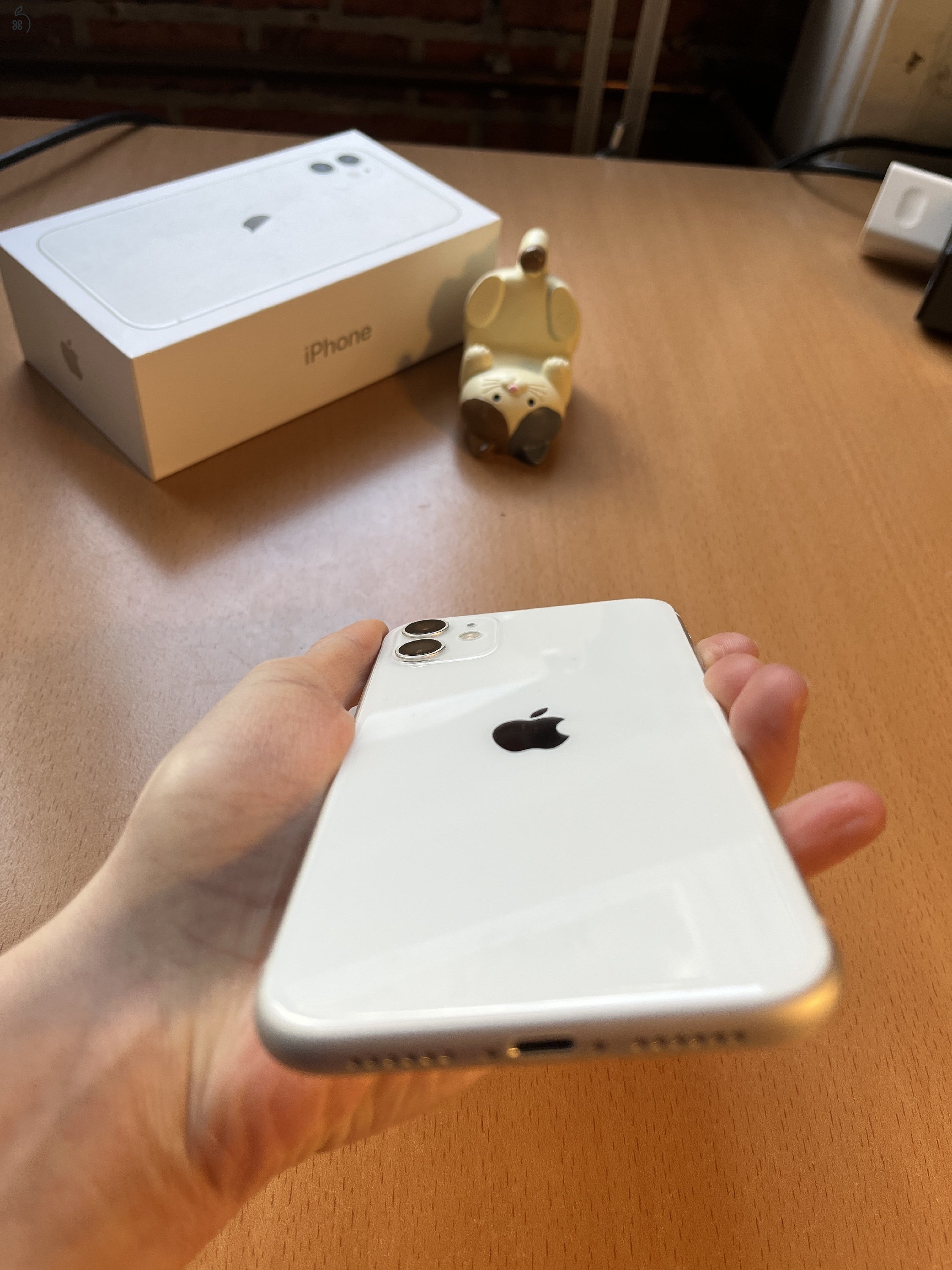 Fehér iPhone 11 64GB első tulajdonostól