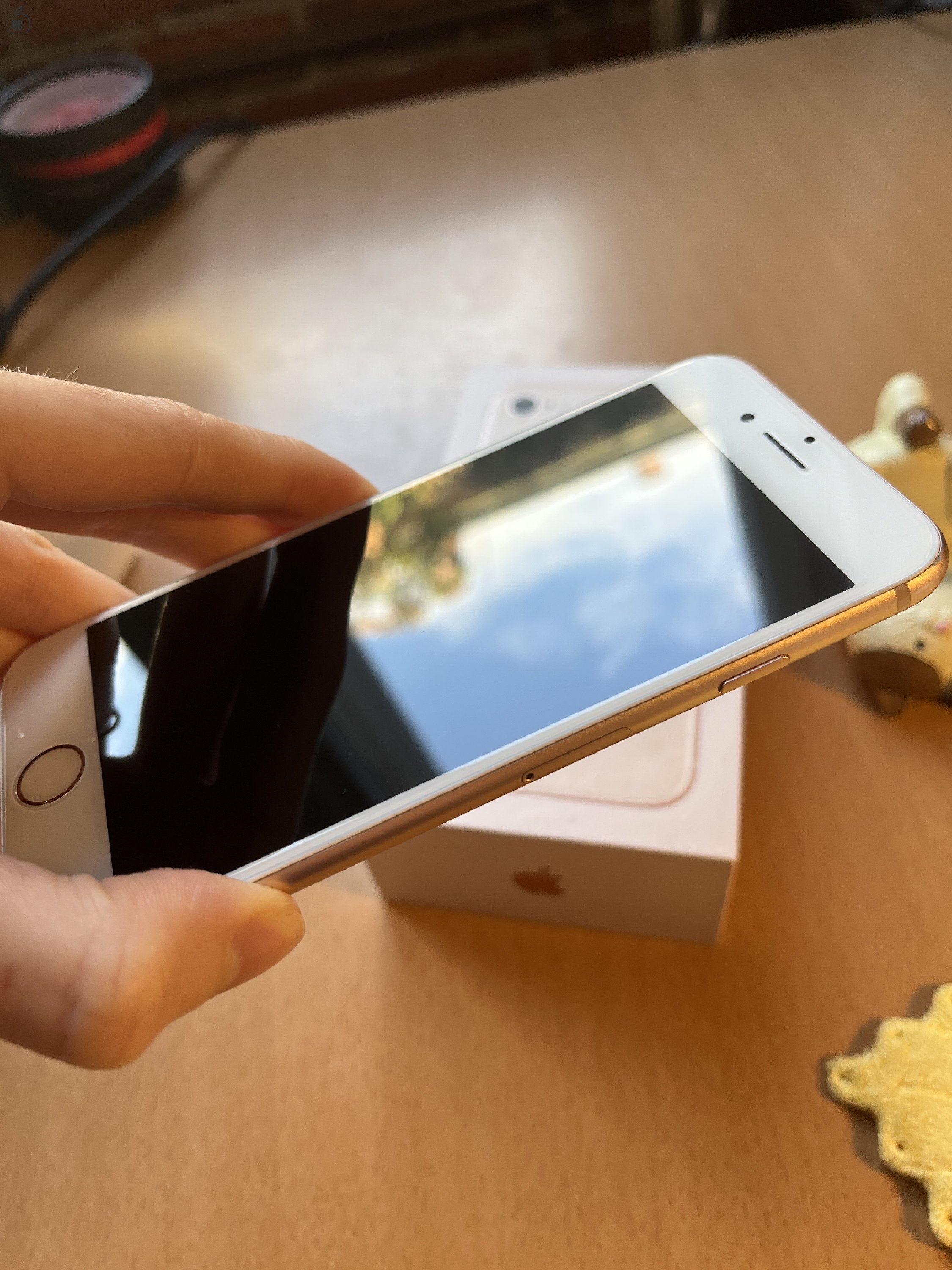 Gold iPhone 8 64GB