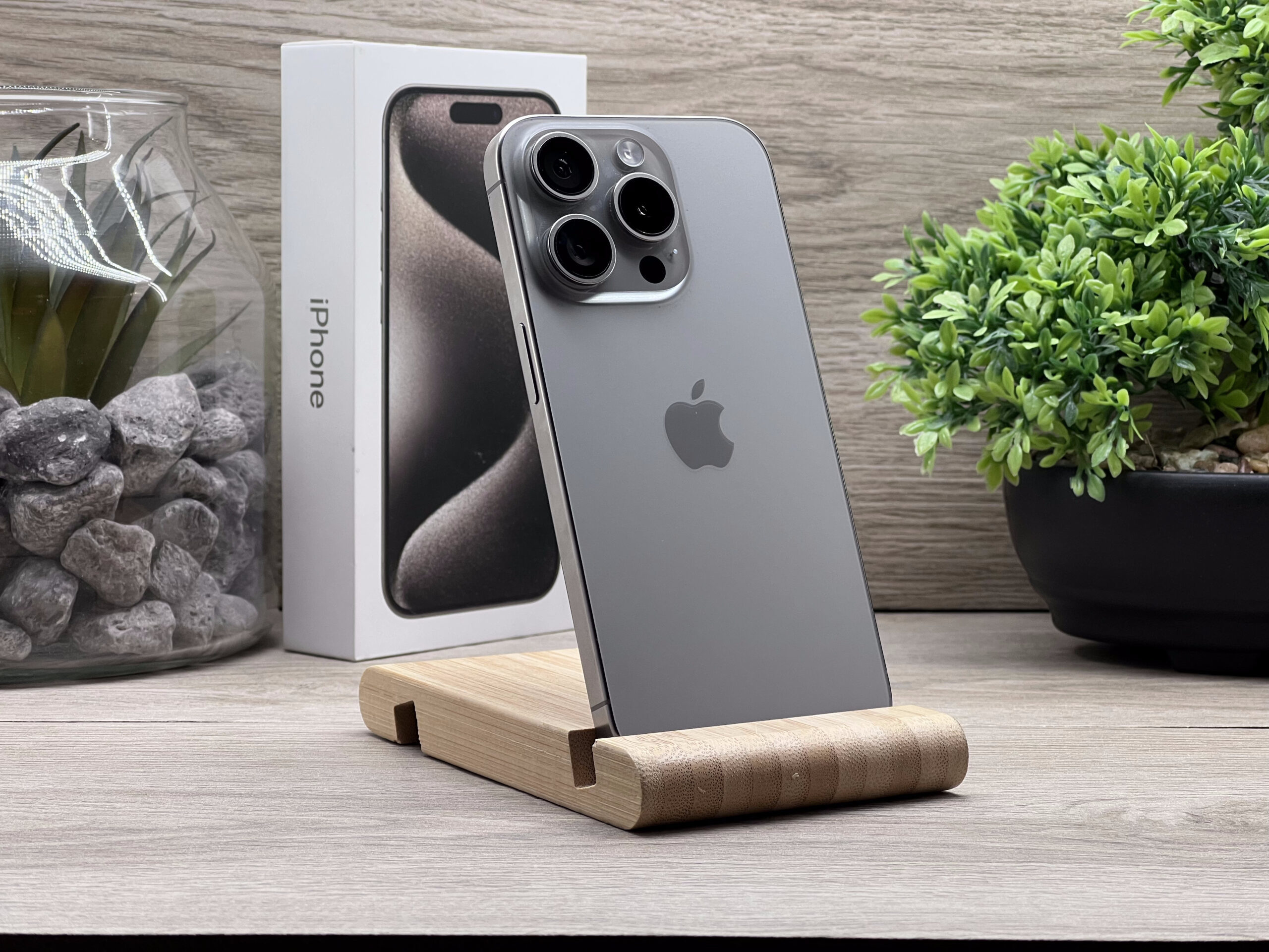 Hibátlan iPhone 15 Pro Natural Titanium 256GB 2 ÉV Garanciával Számlával 90% Akku
