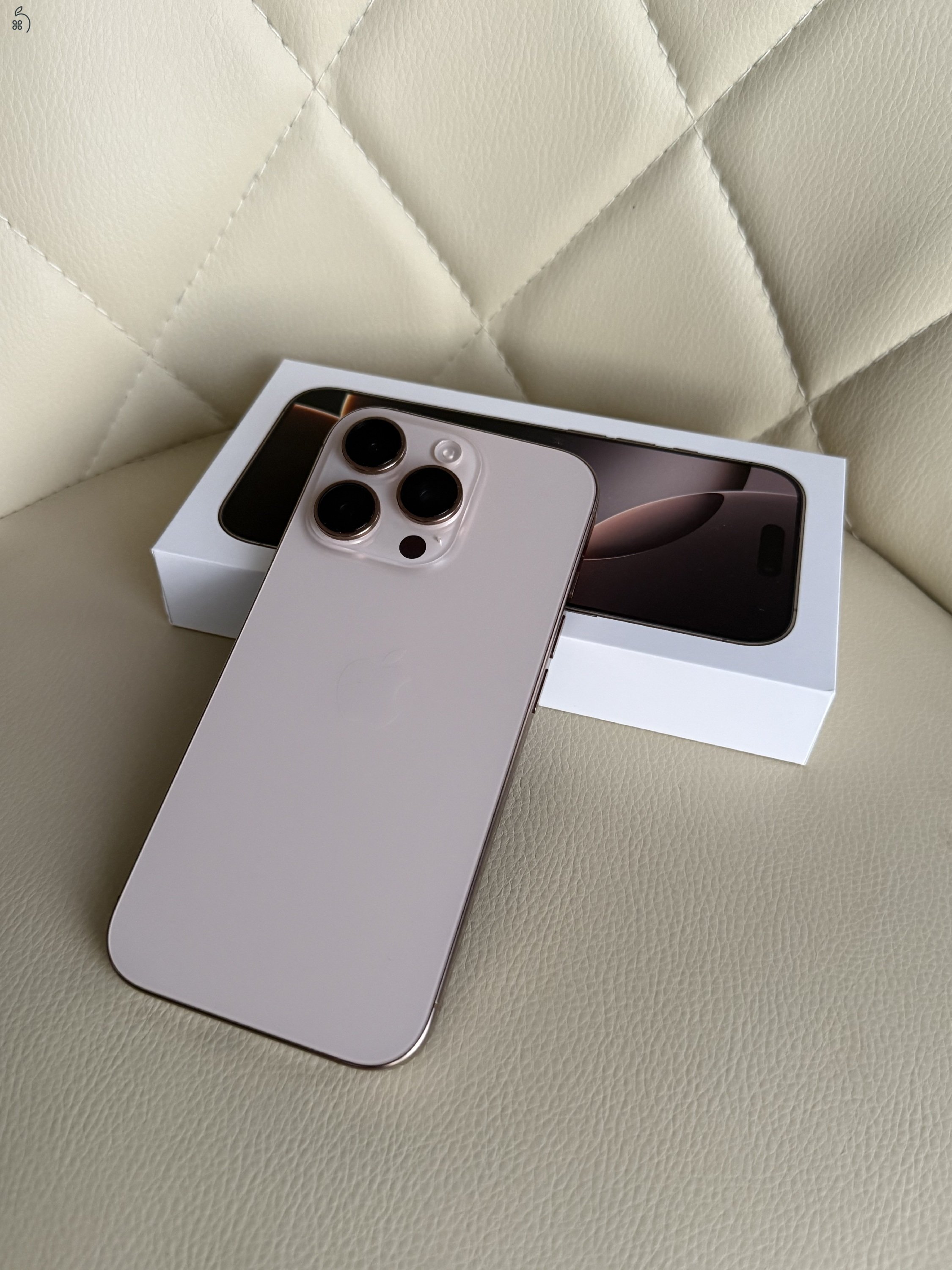 Teljesen újszerű Iphone 16 Pro, 128 Gb, sivatagszínű titán két Pitaka tokkal