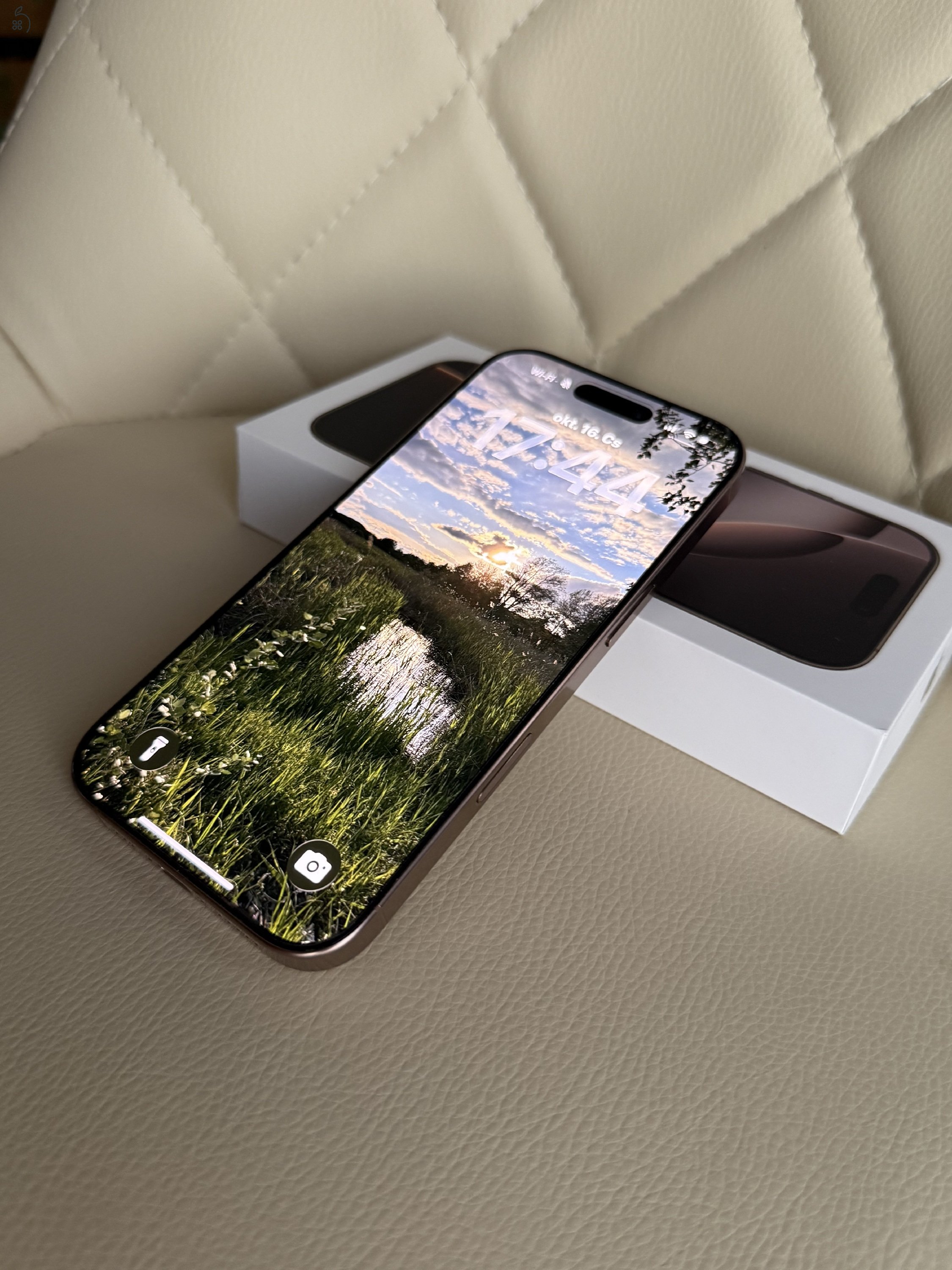 Teljesen újszerű Iphone 16 Pro, 128 Gb, sivatagszínű titán két Pitaka tokkal