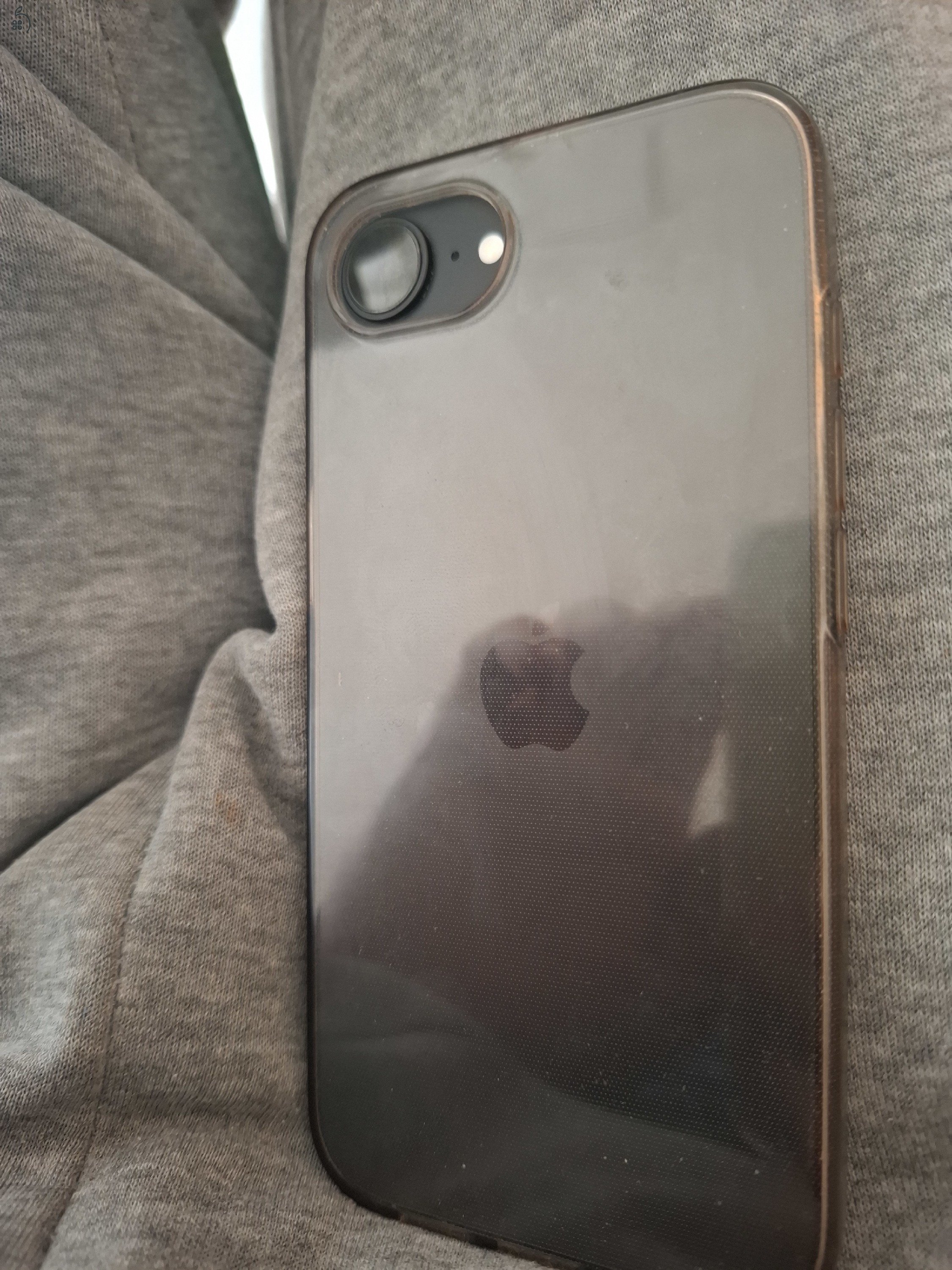 iPhone 16e 128GB, júniusi vásárlás,még32 hónap garancia,tok,új fólia,fix ár