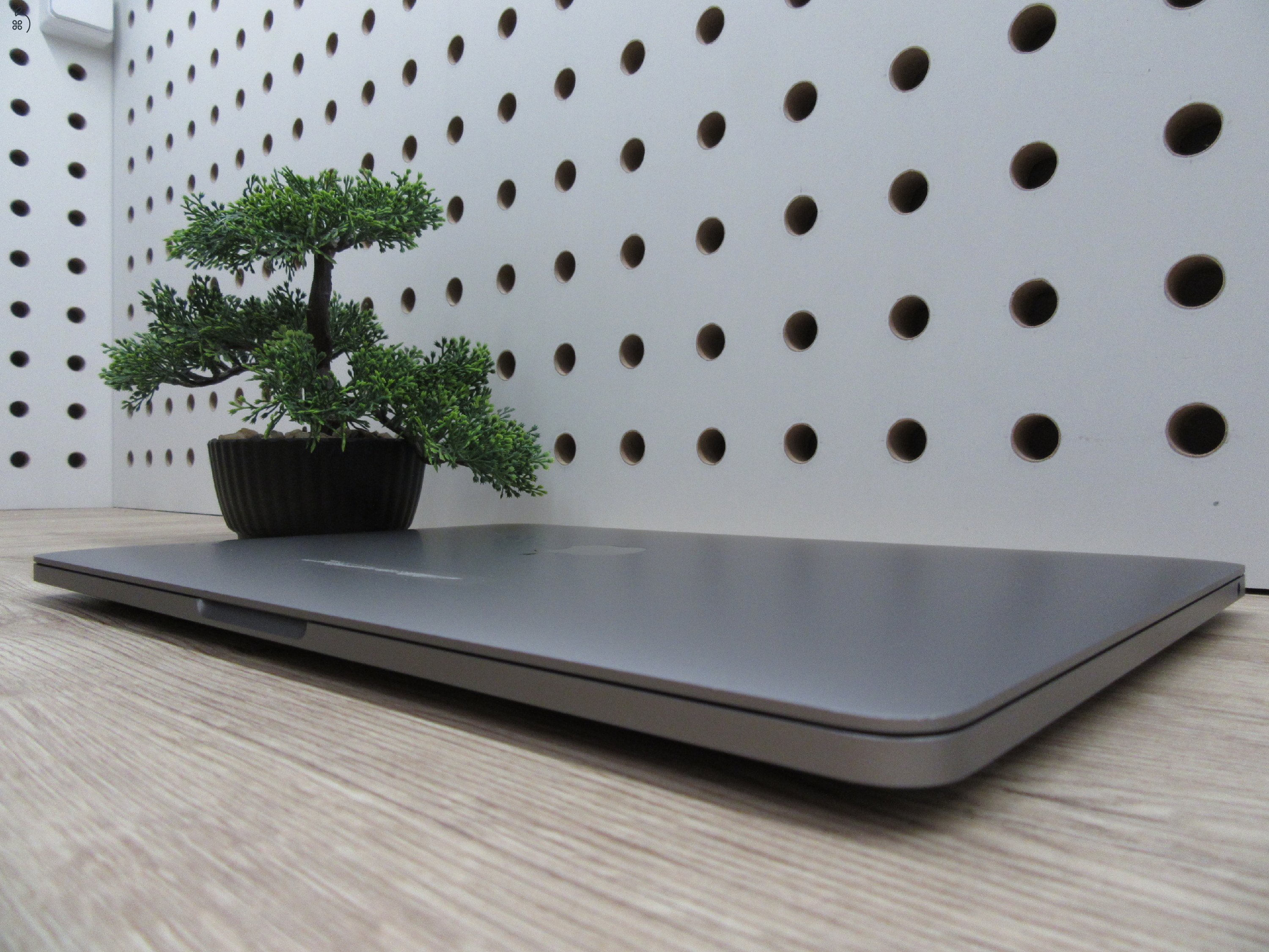 Apple MacBook Pro 13” (2020, M1) – Retina, hosszú üzemidő, halk erő – 16 GB RAM – 500 GB SSD – Használt, megkímélt – 34 ciklus / 100% akku – 3 hónap garancia