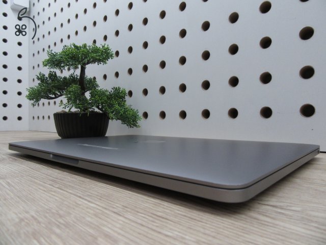 Apple MacBook Pro 13” (2020, M1) – Retina, hosszú üzemidő, halk erő – 16 GB RAM – 500 GB SSD – Használt, megkímélt – 34 ciklus / 100% akku – 3 hónap garancia