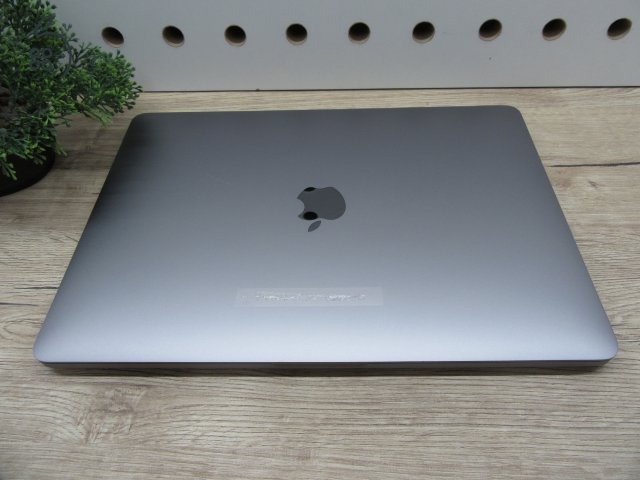 Apple MacBook Pro 13” (2020, M1) – Retina, hosszú üzemidő, halk erő – 16 GB RAM – 500 GB SSD – Használt, megkímélt – 34 ciklus / 100% akku – 3 hónap garancia