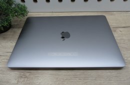 Apple MacBook Pro 13” (2020, M1) – Retina, hosszú üzemidő, halk erő – 16 GB RAM – 500 GB SSD – Használt, megkímélt – 34 ciklus / 100% akku – 3 hónap garancia