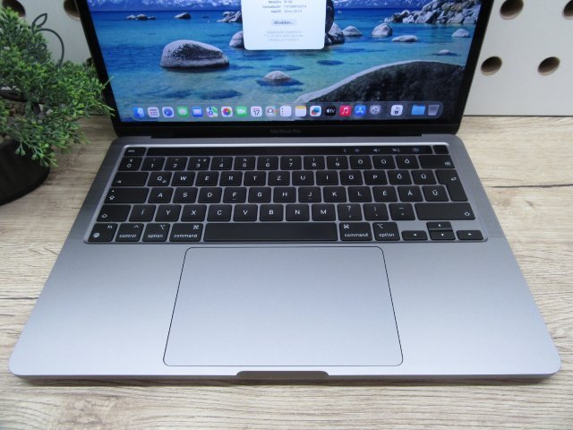 Apple MacBook Pro 13” (2020, M1) – Retina, hosszú üzemidő, halk erő – 16 GB RAM – 500 GB SSD – Használt, megkímélt – 34 ciklus / 100% akku – 3 hónap garancia