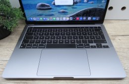 Apple MacBook Pro 13” (2020, M1) – Retina, hosszú üzemidő, halk erő – 16 GB RAM – 500 GB SSD – Használt, megkímélt – 34 ciklus / 100% akku – 3 hónap garancia