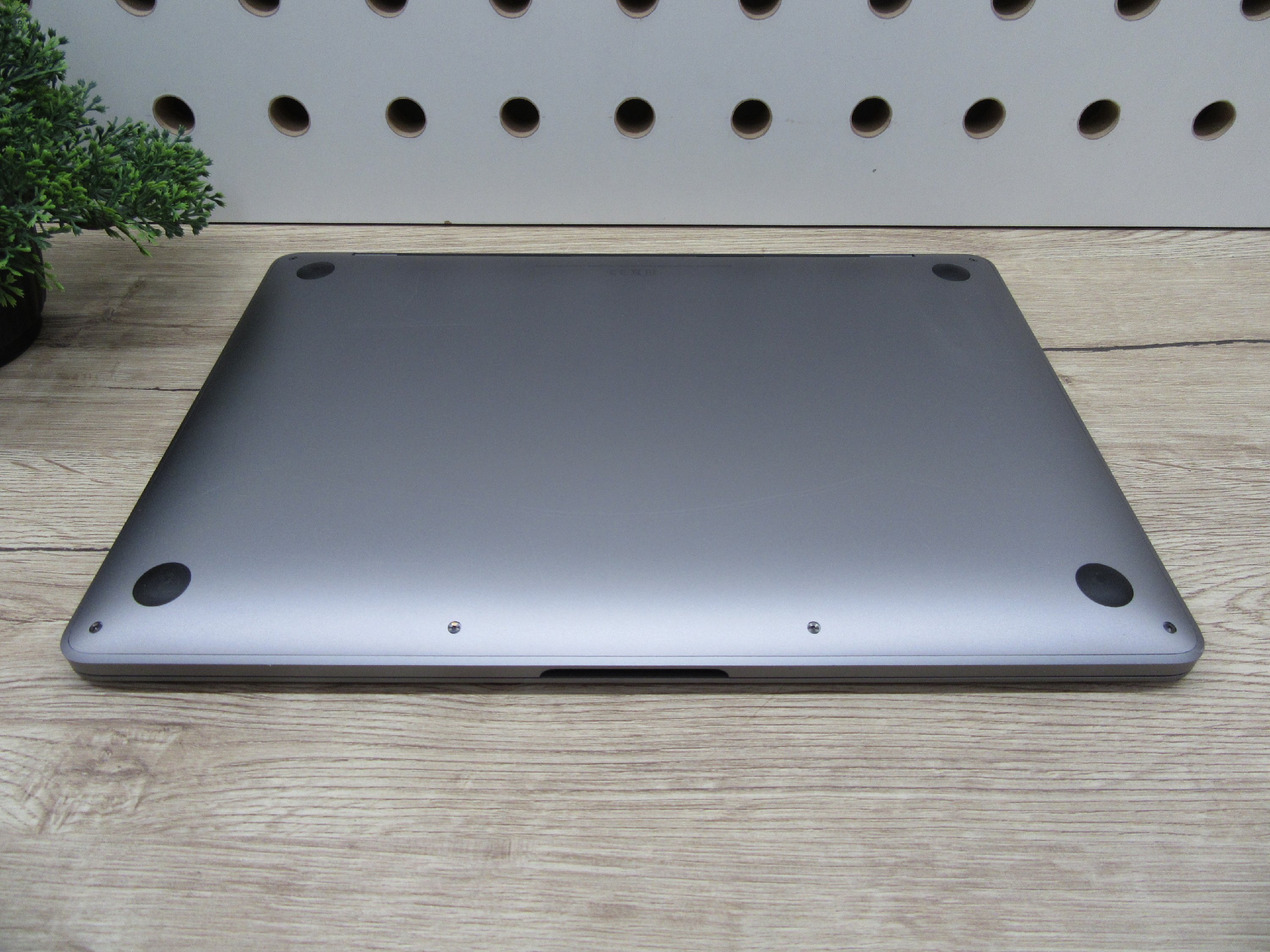 Apple MacBook Pro 13” (2020, M1) – Retina, hosszú üzemidő, halk erő – 16 GB RAM – 500 GB SSD – Használt, megkímélt – 34 ciklus / 100% akku – 3 hónap garancia