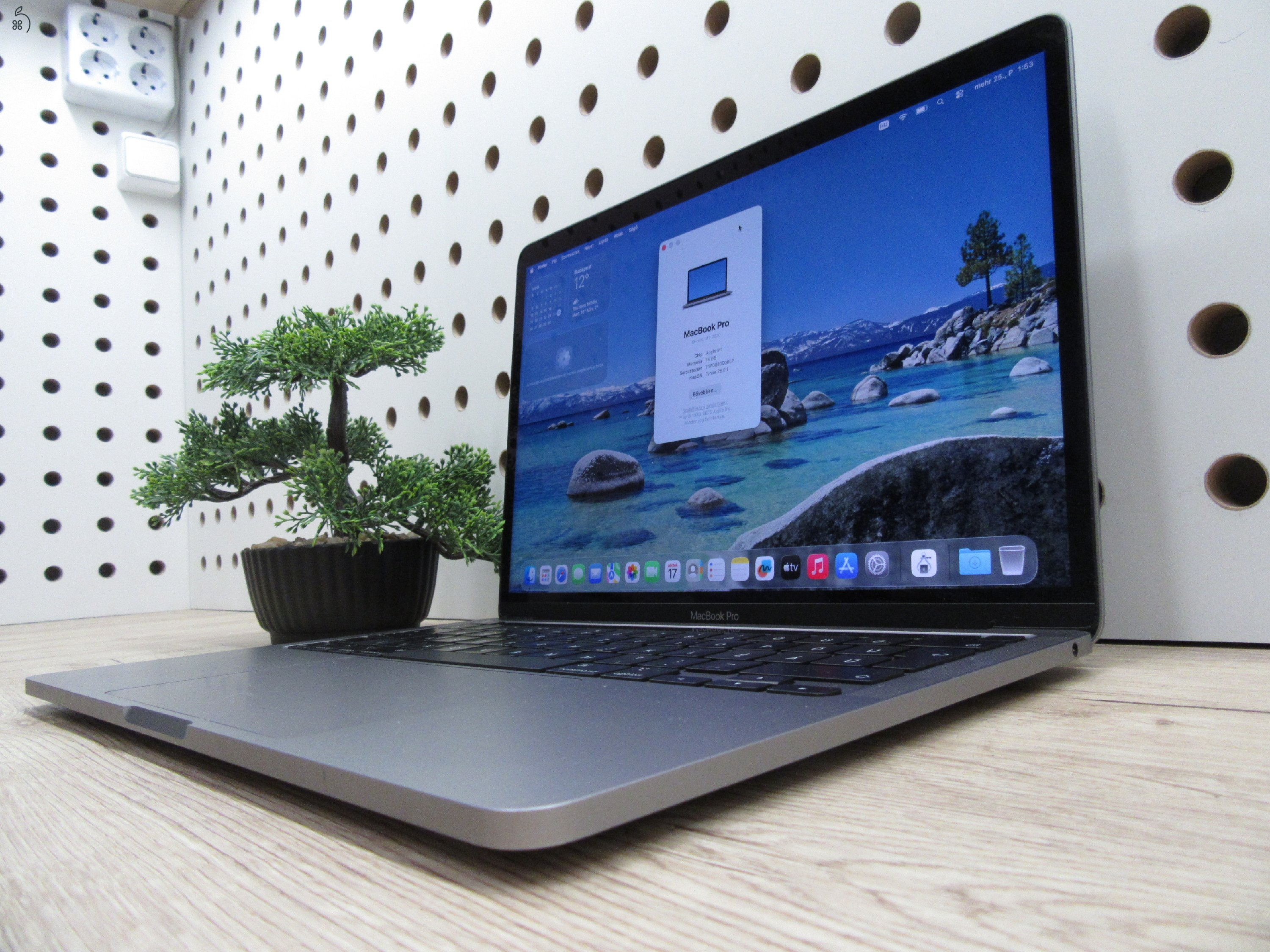 Apple MacBook Pro 13” (2020, M1) – Retina, halk erő, akár 17 óra – 16 GB RAM – 500 GB SSD – Használt, megkímélt – 77 ciklus / 91% akku – 3 hónap garancia