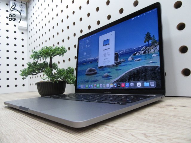 Apple MacBook Pro 13” (2020, M1) – Retina, halk erő, akár 17 óra – 16 GB RAM – 500 GB SSD – Használt, megkímélt – 77 ciklus / 91% akku – 3 hónap garancia
