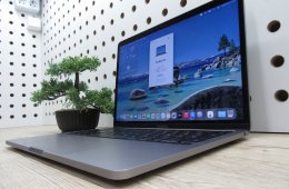 Apple MacBook Pro 13” (2020, M1) – Retina, halk erő, akár 17 óra – 16 GB RAM – 500 GB SSD – Használt, megkímélt – 77 ciklus / 91% akku – 3 hónap garancia