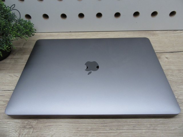 Apple MacBook Pro 13” (2020, M1) – Retina, halk erő, akár 17 óra – 16 GB RAM – 500 GB SSD – Használt, megkímélt – 77 ciklus / 91% akku – 3 hónap garancia