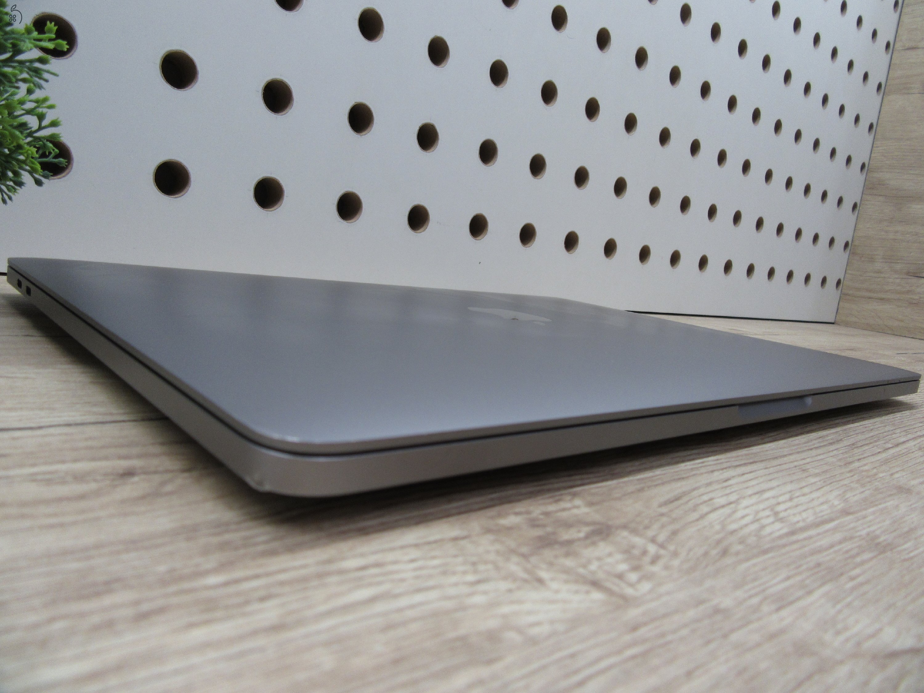 Apple MacBook Pro 13” (2020, M1) – Retina, halk erő, akár 17 óra – 16 GB RAM – 500 GB SSD – Használt, megkímélt – 77 ciklus / 91% akku – 3 hónap garancia