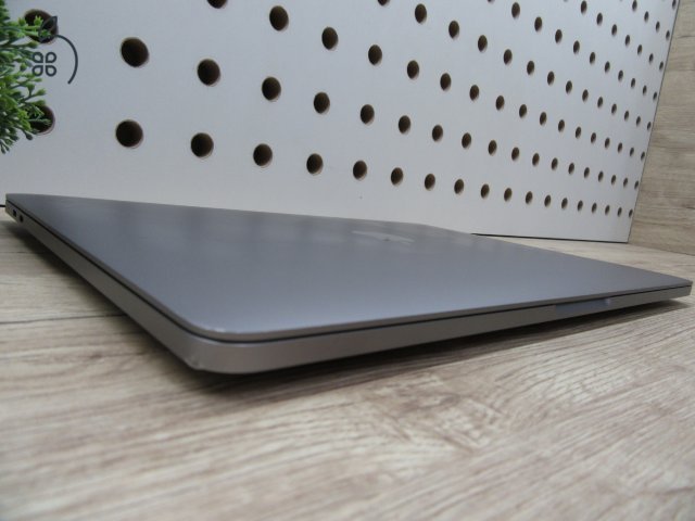 Apple MacBook Pro 13” (2020, M1) – Retina, halk erő, akár 17 óra – 16 GB RAM – 500 GB SSD – Használt, megkímélt – 77 ciklus / 91% akku – 3 hónap garancia