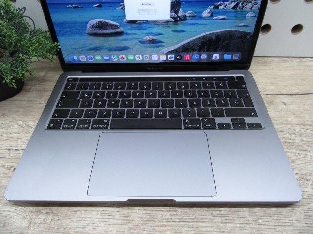 Apple MacBook Pro 13” (2020, M1) – Retina, halk erő, akár 17 óra – 16 GB RAM – 500 GB SSD – Használt, megkímélt – 77 ciklus / 91% akku – 3 hónap garancia