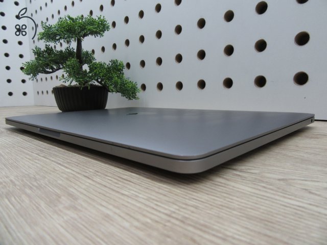 Apple MacBook Pro 13” (2020, M1) – Retina, halk erő, akár 17 óra – 16 GB RAM – 500 GB SSD – Használt, megkímélt – 77 ciklus / 91% akku – 3 hónap garancia