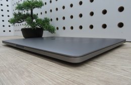 Apple MacBook Pro 13” (2020, M1) – Retina, halk erő, akár 17 óra – 16 GB RAM – 500 GB SSD – Használt, megkímélt – 77 ciklus / 91% akku – 3 hónap garancia