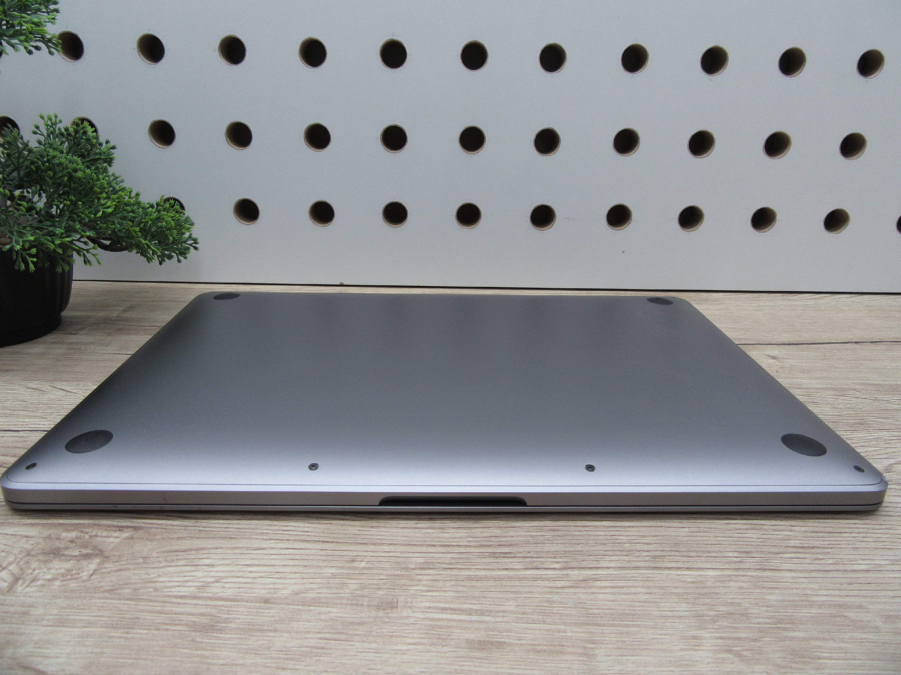 Apple MacBook Pro 13” (2020, M1) – Retina, halk erő, akár 17 óra – 16 GB RAM – 500 GB SSD – Használt, megkímélt – 77 ciklus / 91% akku – 3 hónap garancia