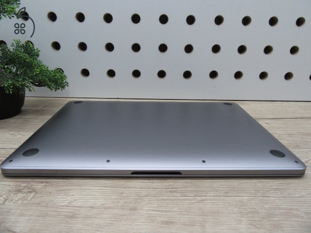Apple MacBook Pro 13” (2020, M1) – Retina, halk erő, akár 17 óra – 16 GB RAM – 500 GB SSD – Használt, megkímélt – 77 ciklus / 91% akku – 3 hónap garancia