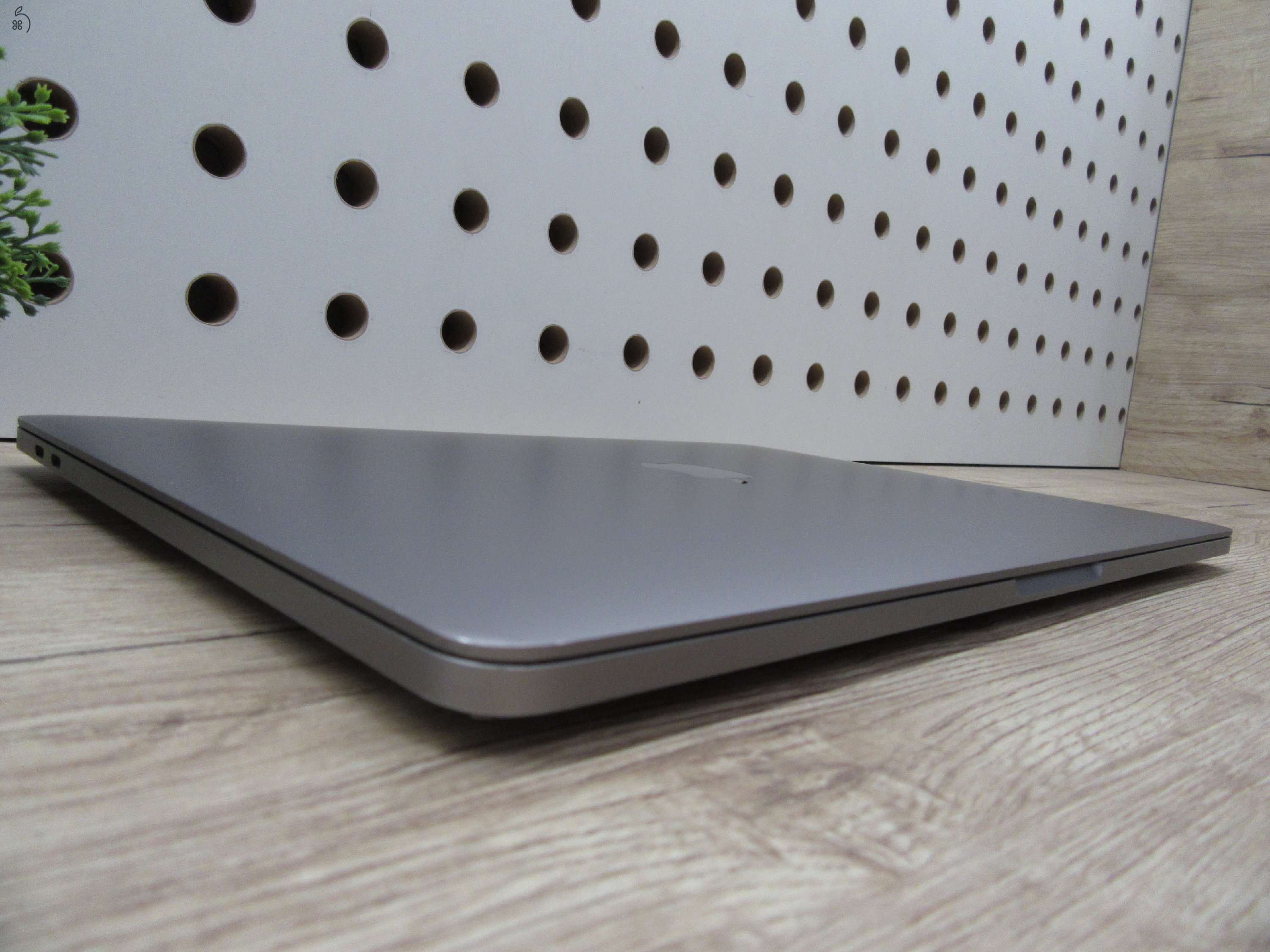 Apple Macbook Pro 13 M1 - 2020 - Használt, megkímélt