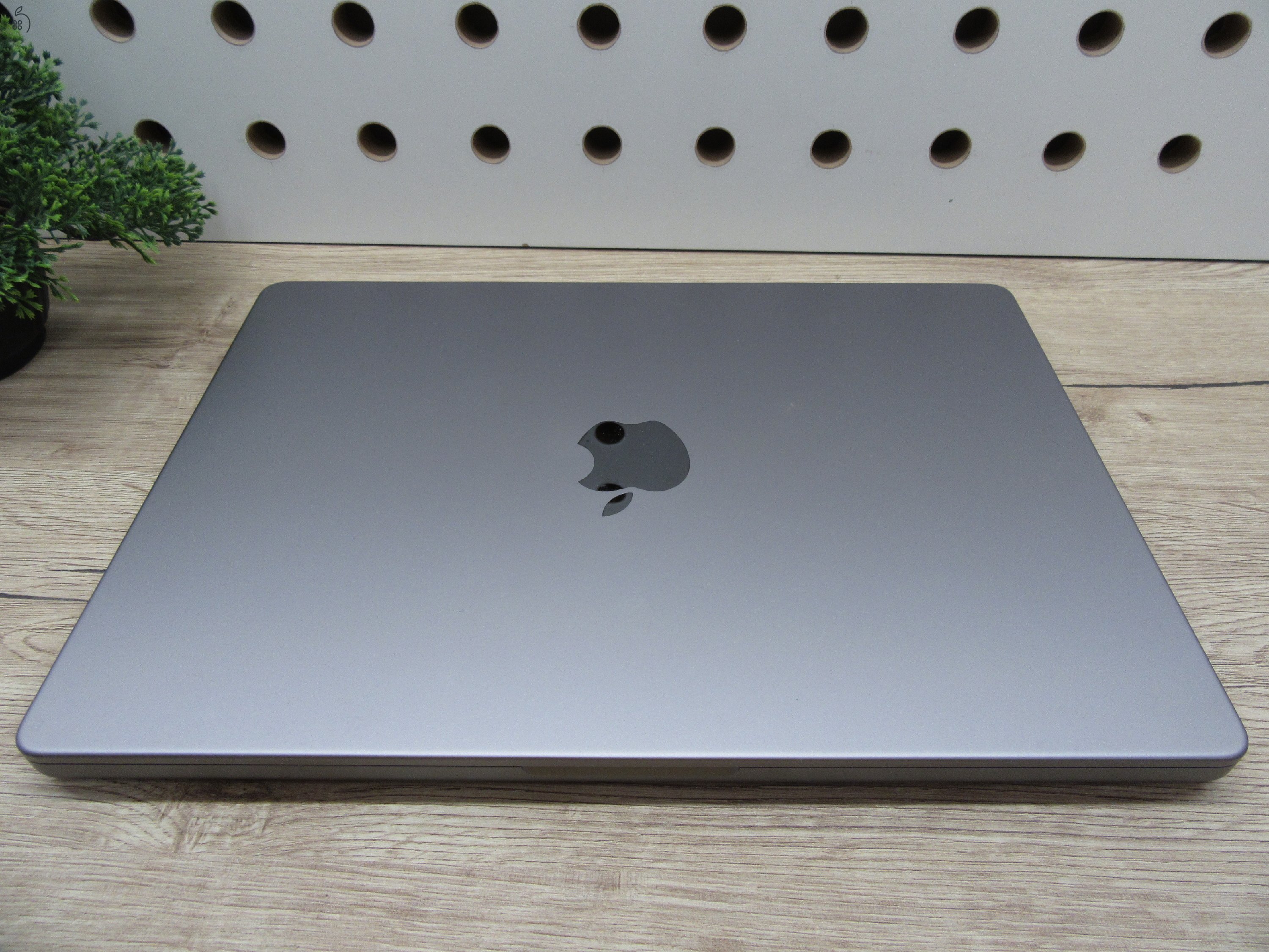 Apple MacBook Pro 14” (2021, M1 Max) – Liquid Retina XDR + ProMotion 120 Hz, brutál teljesítmény – 32 GB RAM – 1 TB SSD – Használt, karcmentes – 101 ciklus – 3 hónap garancia