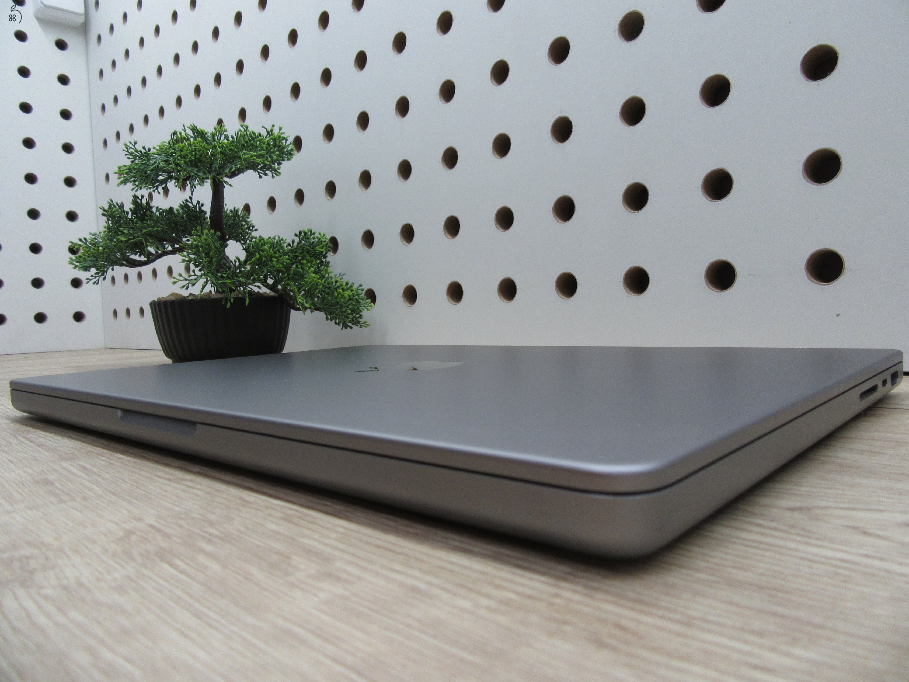 Apple MacBook Pro 14” (2021, M1 Max) – Liquid Retina XDR + ProMotion 120 Hz, brutál teljesítmény – 32 GB RAM – 1 TB SSD – Használt, karcmentes – 101 ciklus – 3 hónap garancia