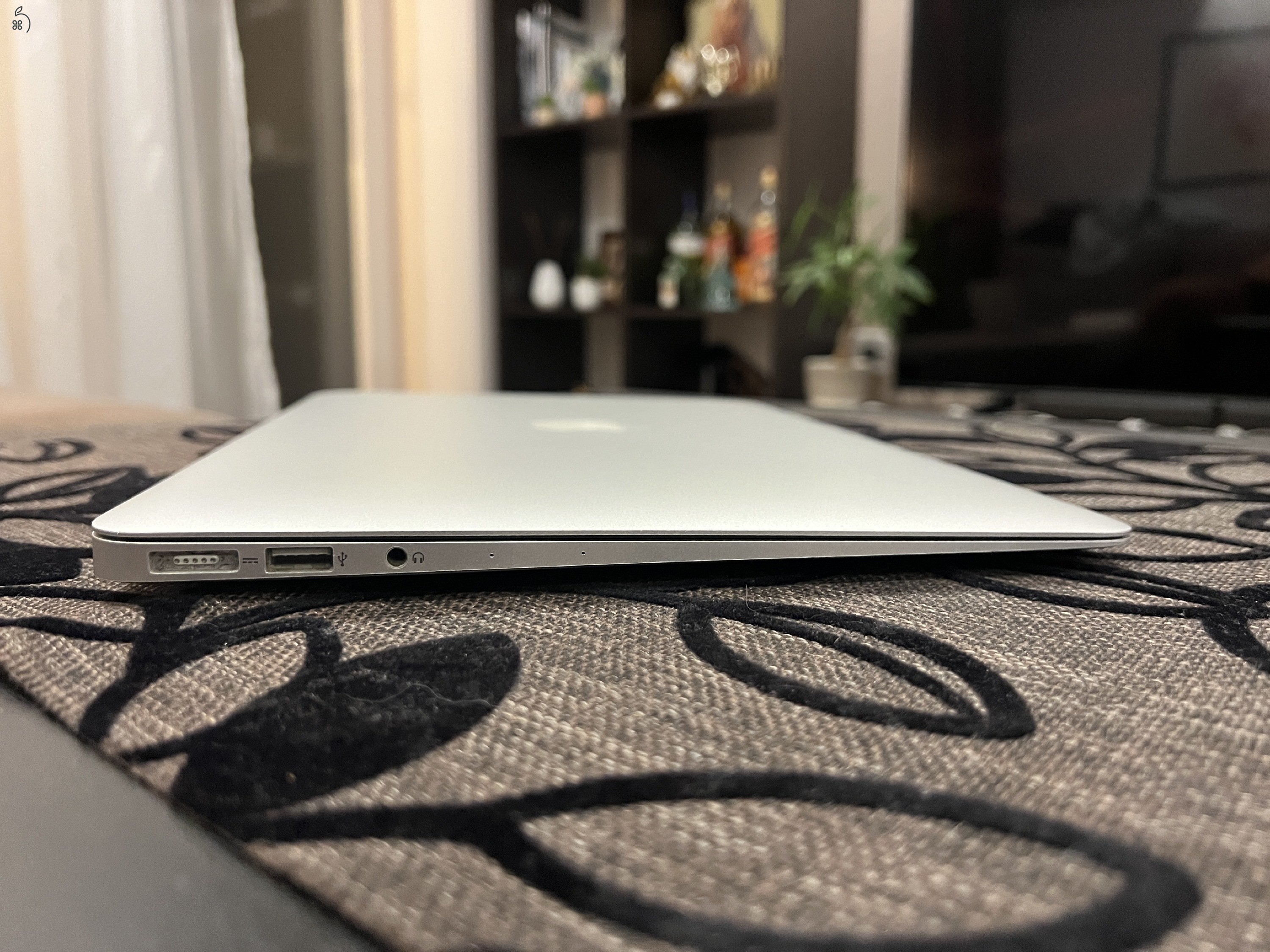 Apple Macbook Air i5 4GB/ 128 GB Ezüst Billentyűzetvilágítás