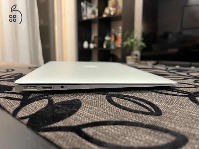 Apple Macbook Air i5 4GB/ 128 GB Ezüst Billentyűzetvilágítás