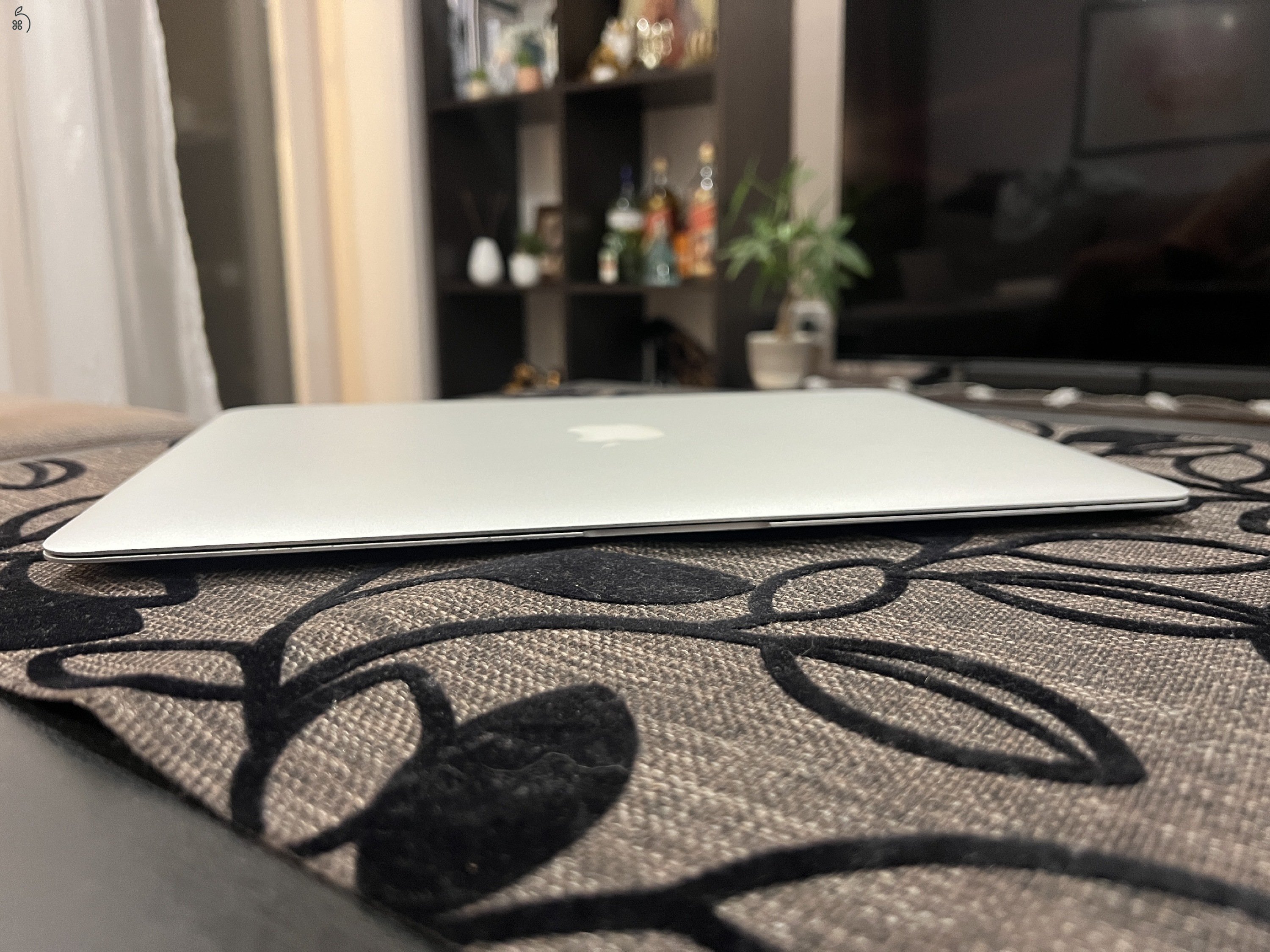 Apple Macbook Air i5 4GB/ 128 GB Ezüst Billentyűzetvilágítás