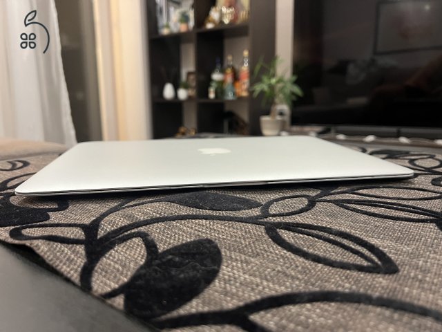 Apple Macbook Air i5 4GB/ 128 GB Ezüst Billentyűzetvilágítás