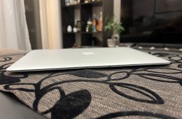 Apple Macbook Air i5 4GB/ 128 GB Ezüst Billentyűzetvilágítás