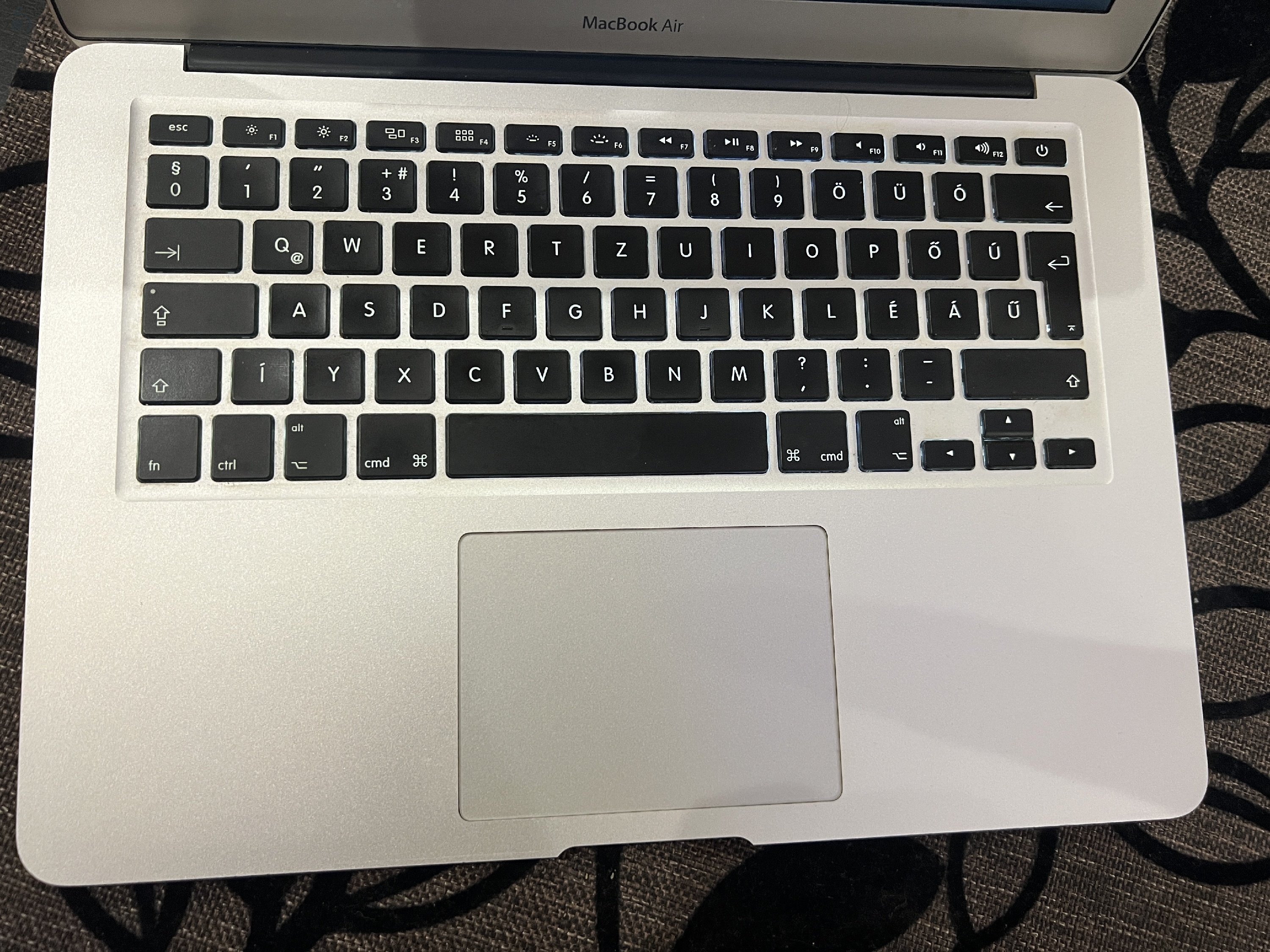 Apple Macbook Air i5 4GB/ 128 GB Ezüst Billentyűzetvilágítás