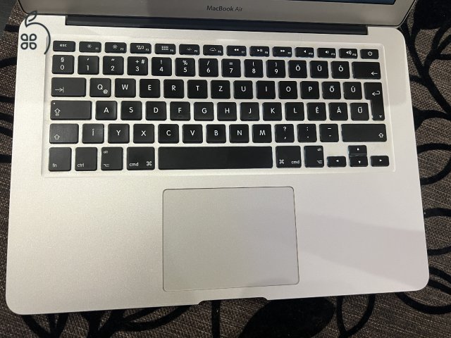 Apple Macbook Air i5 4GB/ 128 GB Ezüst Billentyűzetvilágítás