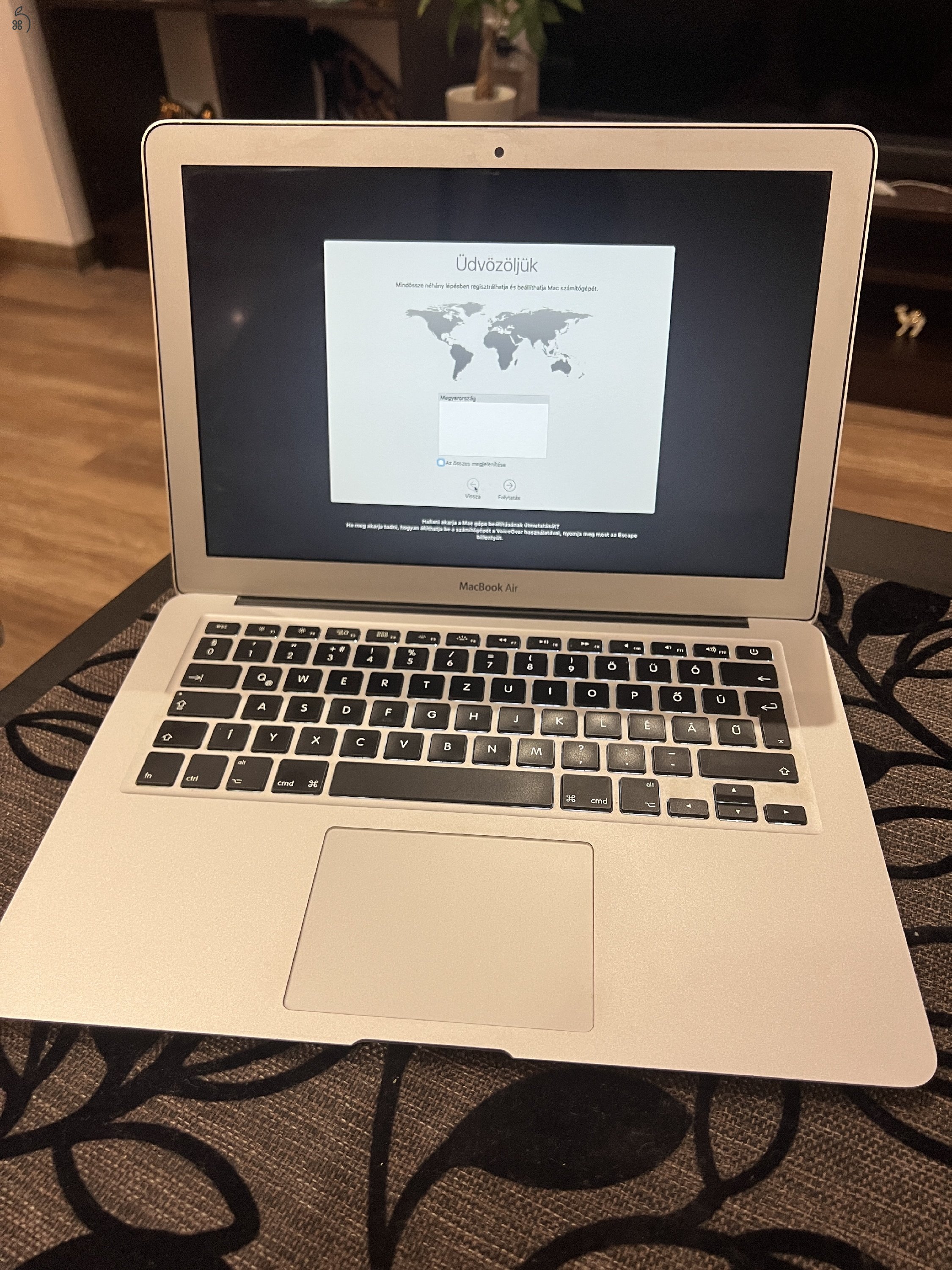 Apple Macbook Air i5 4GB/ 128 GB Ezüst Billentyűzetvilágítás